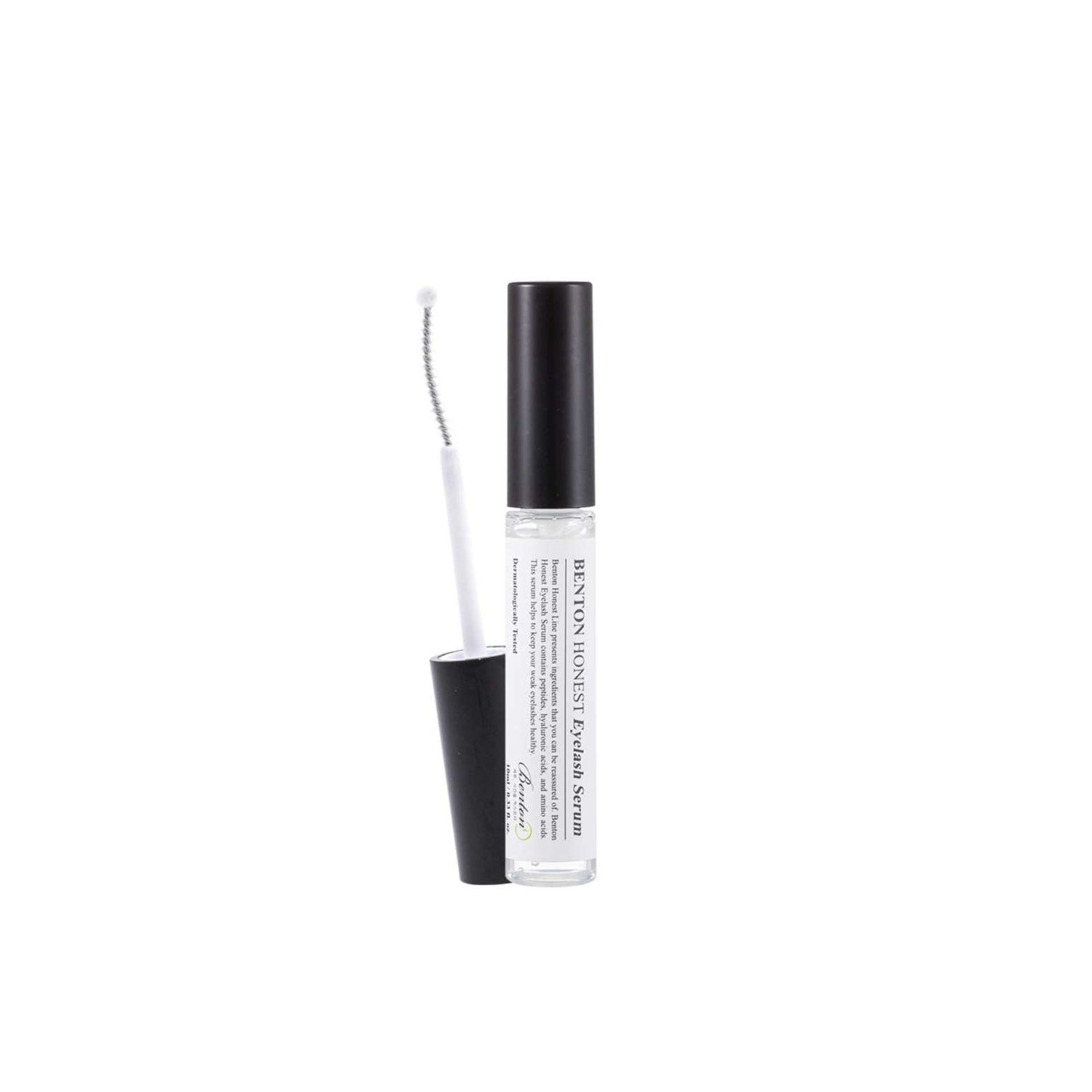 Der Benton Honest Eyelash Serum in eine transparente Tube mit schwarzem Deckel.