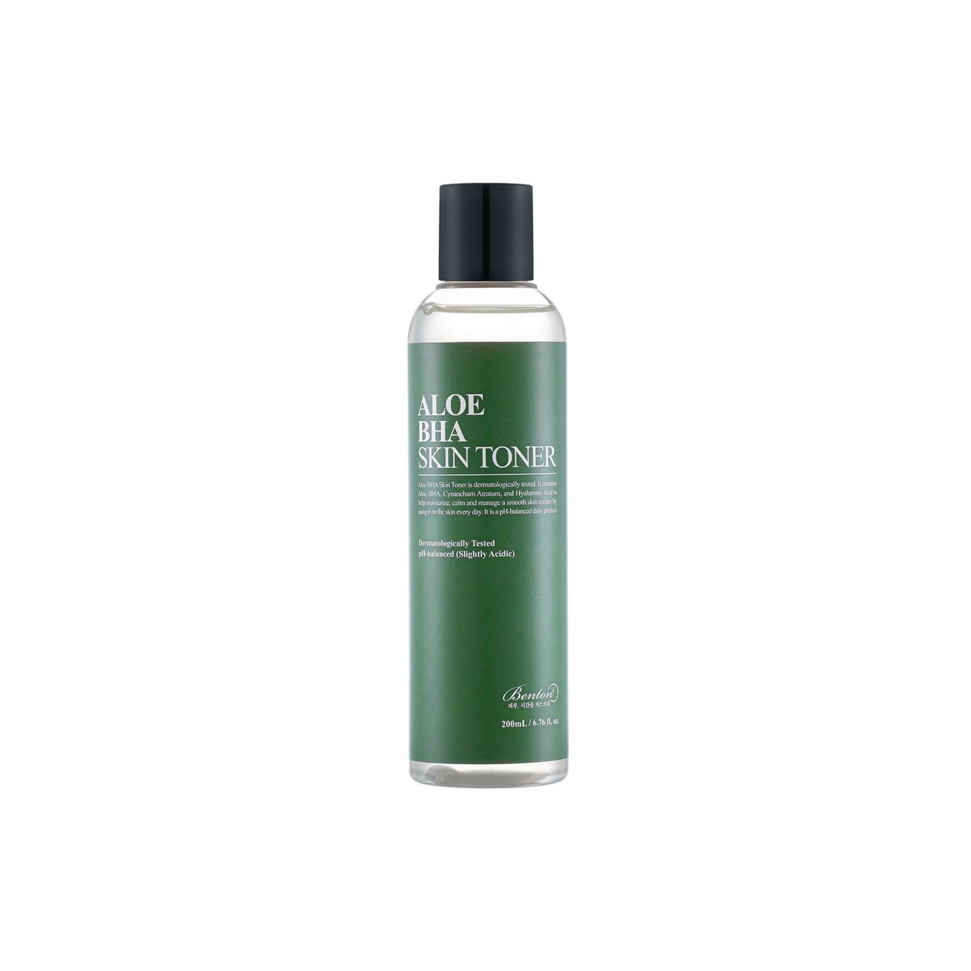 Eine durchsichtige Flasche mit schwarzem Deckel und der Aufschrift Benton Aloe BHA Skin Toner 200 ml steht aufrecht.