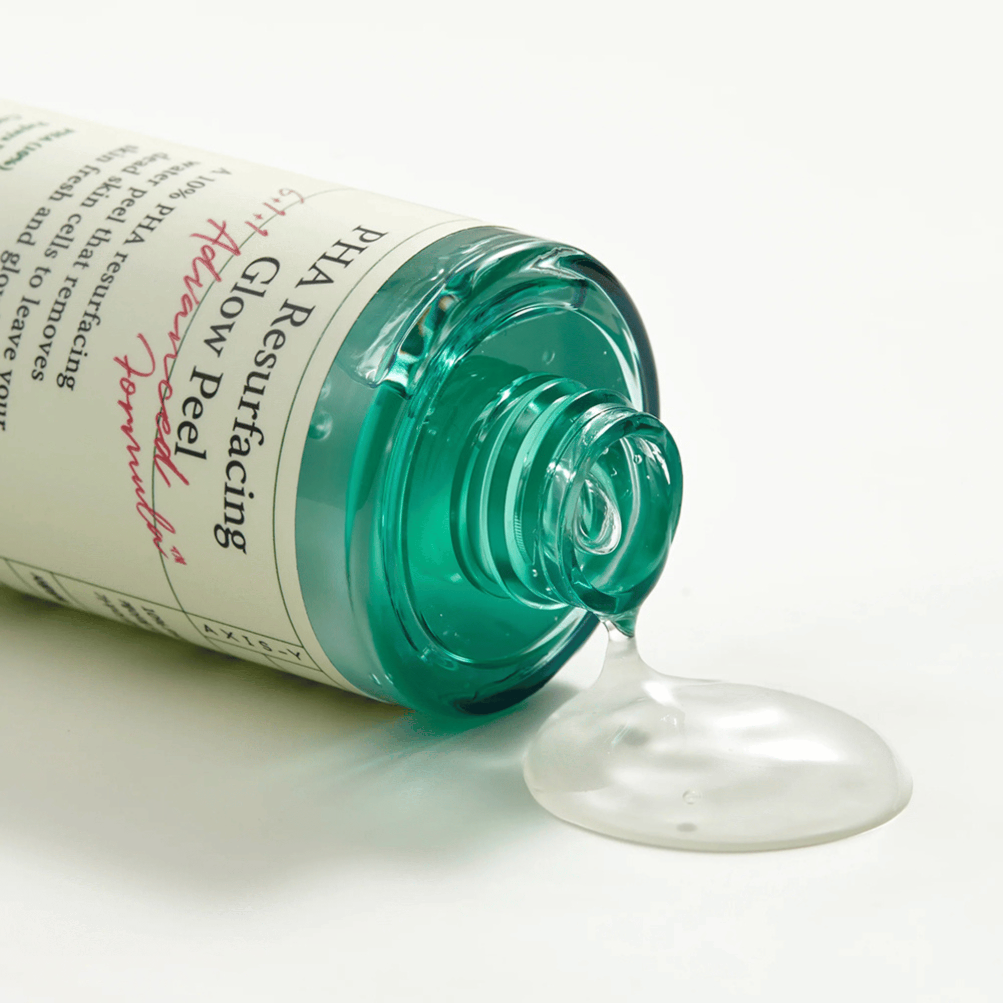Transparentes Peeling-Gel läuft aus offener Flasche des Axis-Y PHA Resurfacing Glow Peel auf weiße Oberfläche