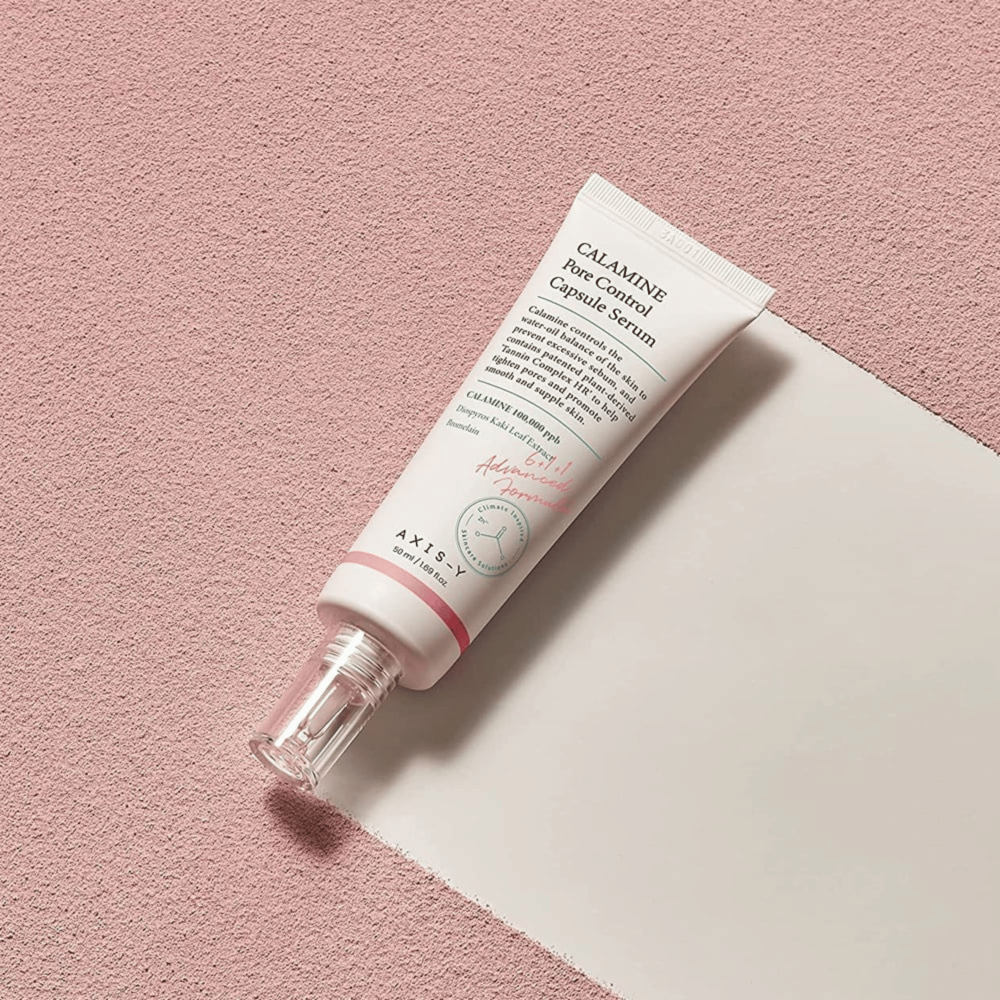 Axis-Y Calamine Pore Control Capsule Serum auf rosa Hintergrund