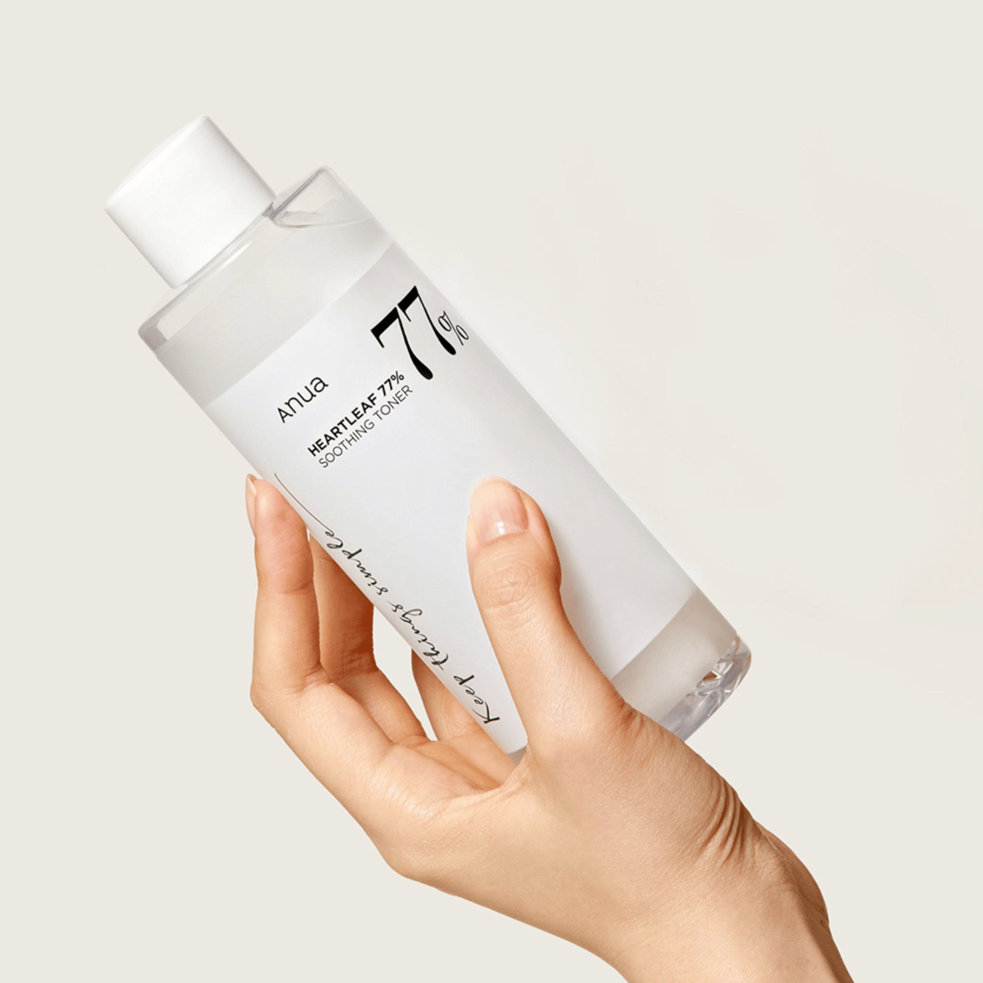 Hand hält den Anua Toner – ein essentielles Produkt für deine K-Beauty Routine mit beruhigender Wirkung.