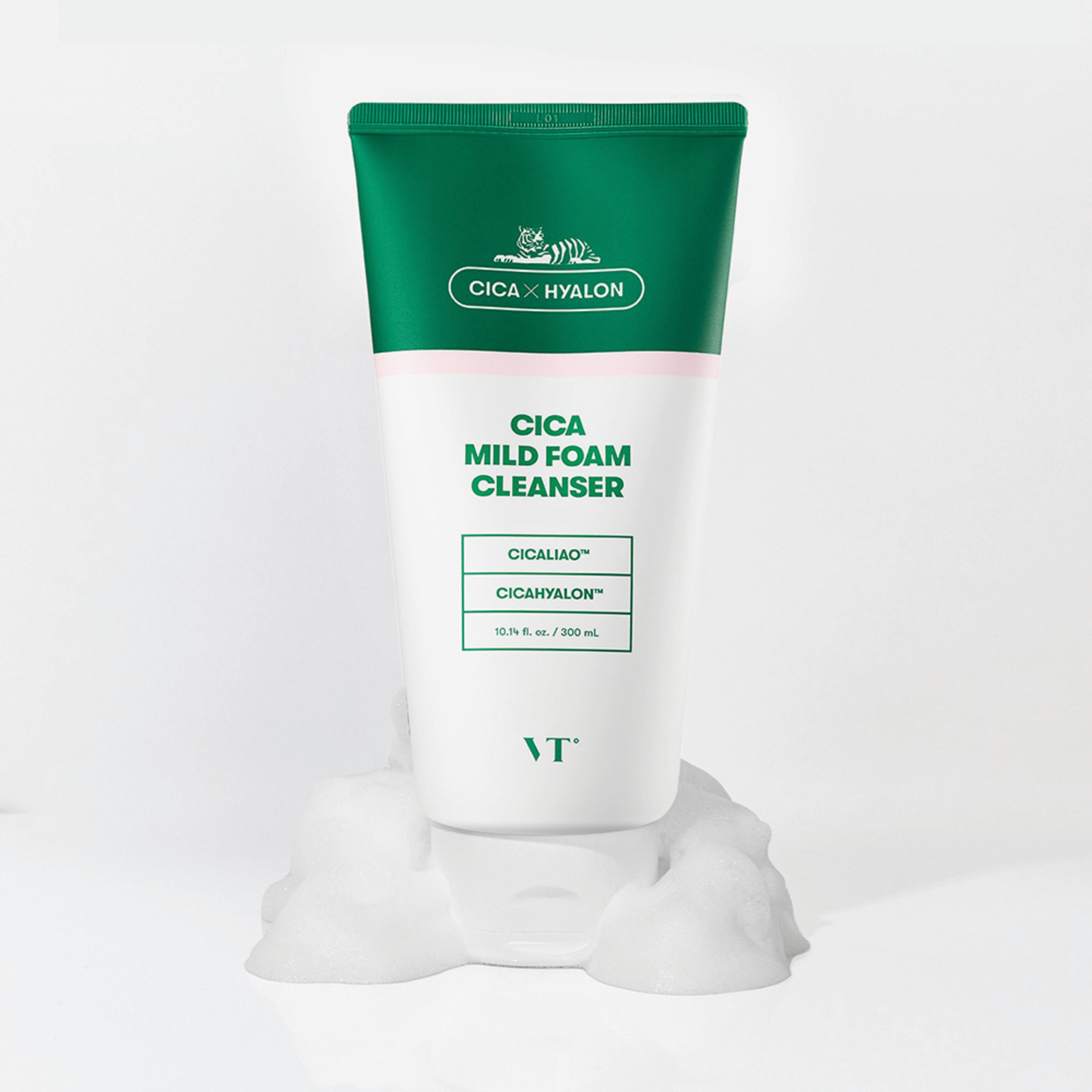 VT Cica Mild Foam Cleanser 300ml aufrecht in weißem Reinigungsschaum, Clean Beauty aus Korea mit beruhigender Wirkung