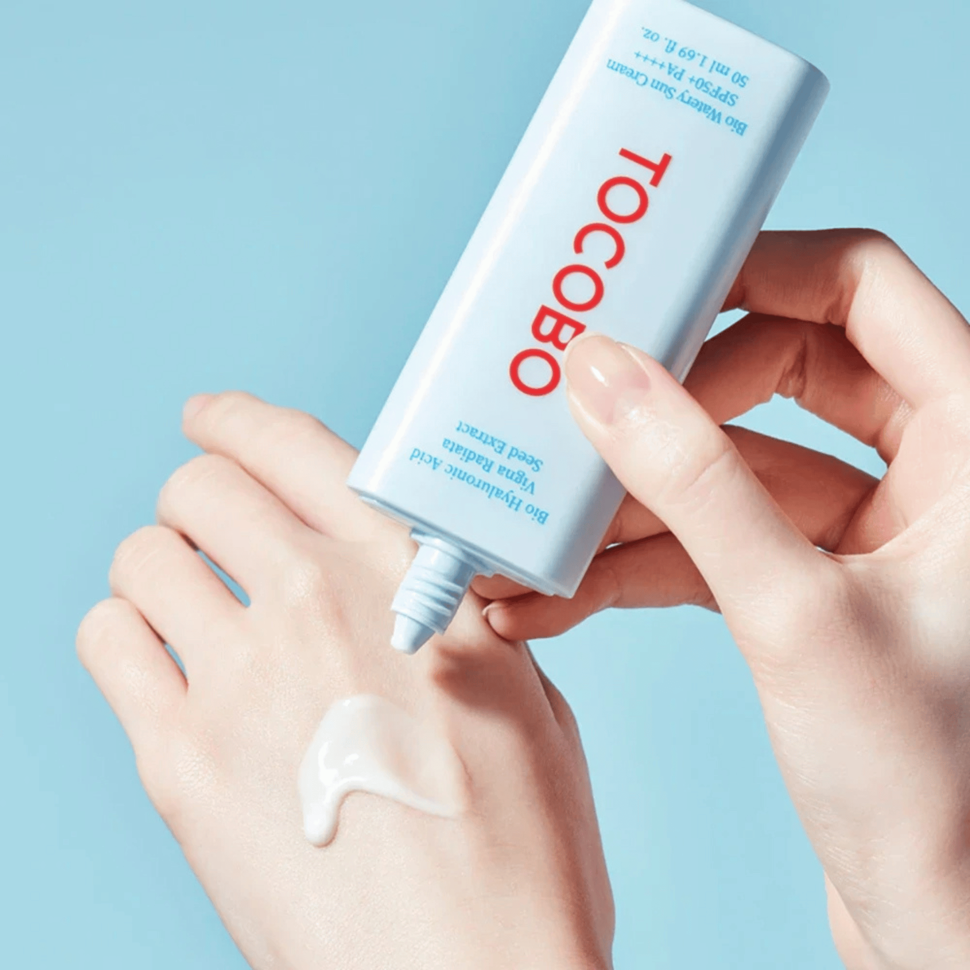 Weiße Textur der Tocobo Bio Watery Sun Cream wird auf den Handrücken aufgetragen leichte, feuchtigkeitsspendende Formel