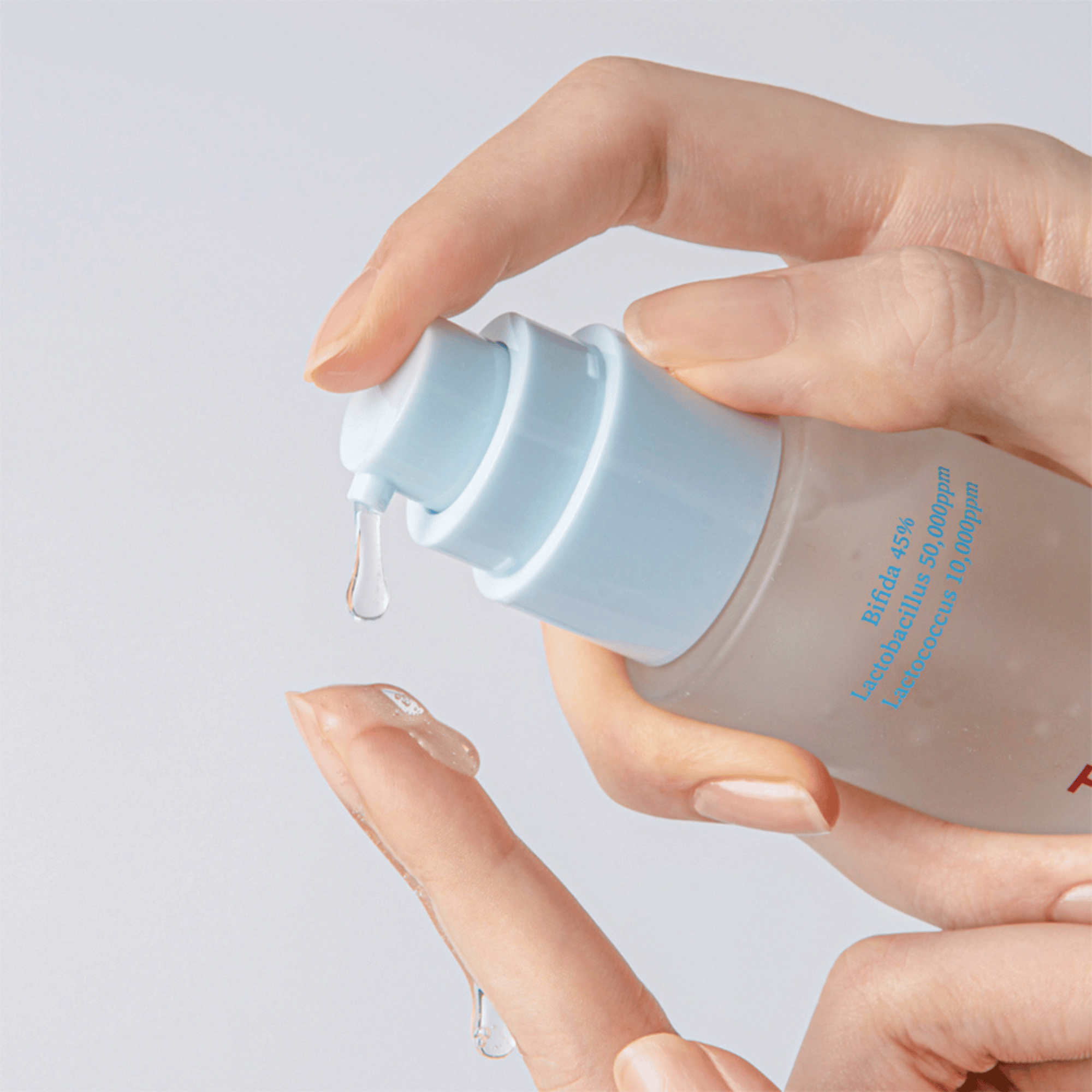 Nahaufnahme der Tocobo Bifida Biome Essence beim Auftragen, zeigt die klare, feuchtigkeitsspendende Textur