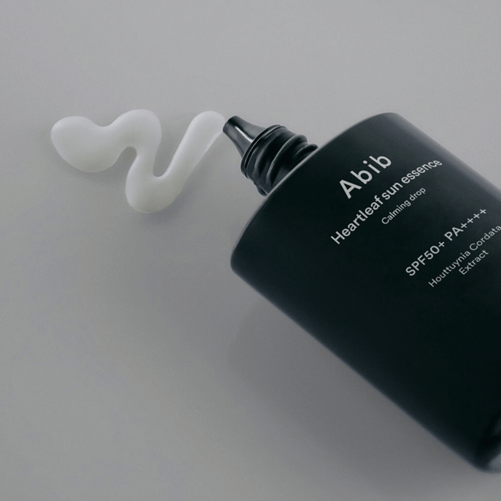 Weiße, cremige Konsistenz der Abib Sun Essence – nicht fettend und ideal für die tägliche Pflegeroutine