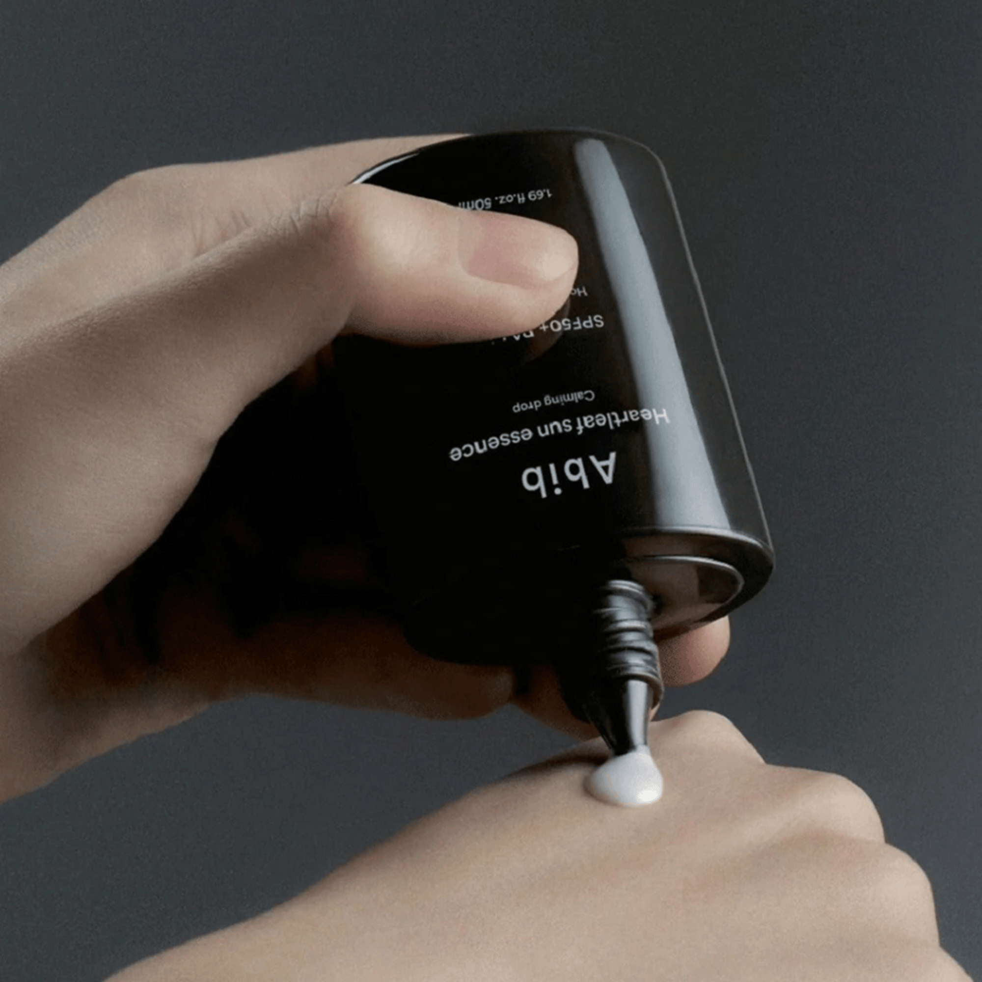 Abib Sun Essence beim Auftragen – leichte UV-Textur für sensible Haut, inspiriert von moderner K-Beauty