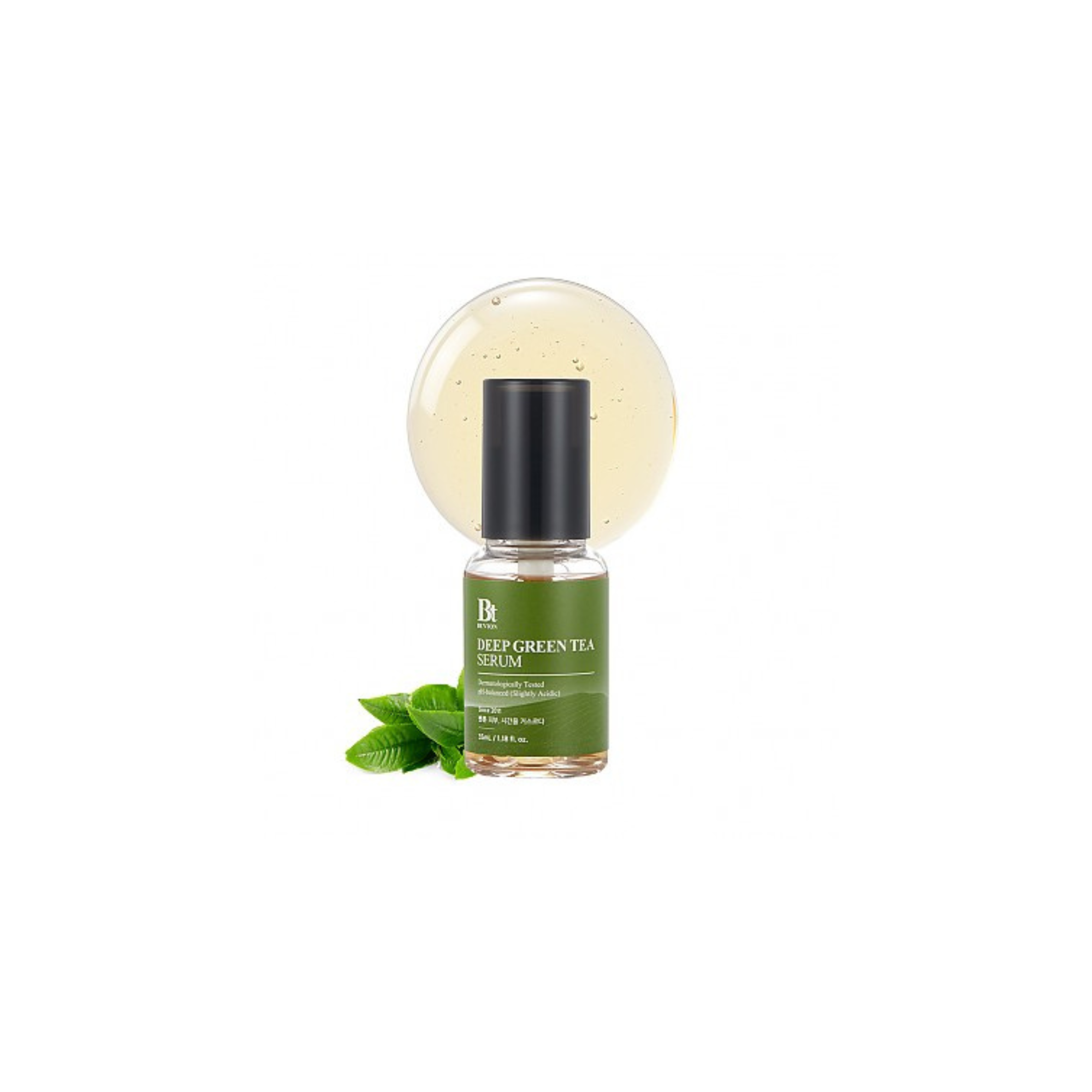 Benton Deep Green Tea Serum mit schwarzem Deckel, grünem Etikett, grünen Teeblättern und einem Tropfen Serum im Hintergrund.