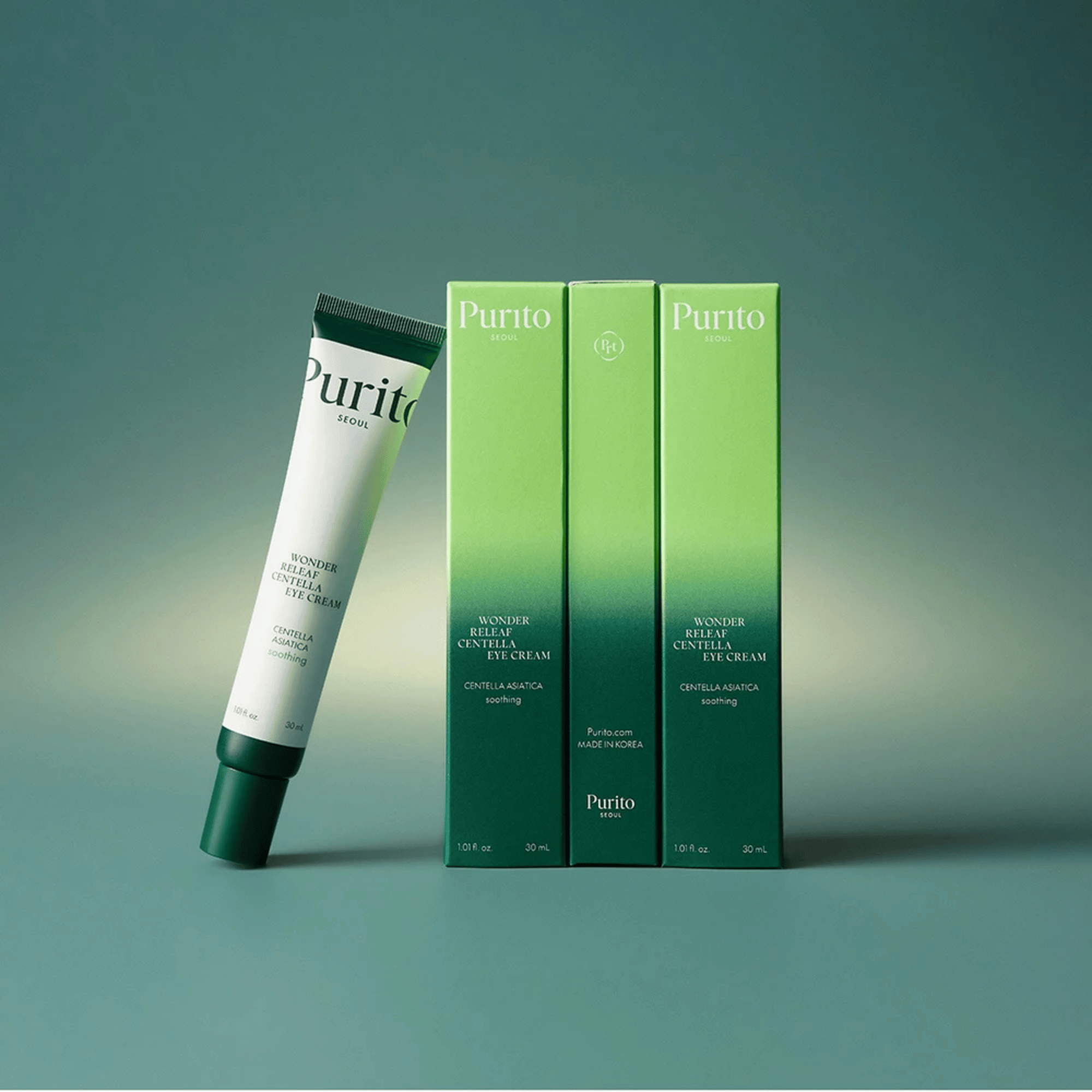 Eine Tube und zwei Schachteln PURITO Wonder Releaf Centella Eye Cream 30 ml mit Centella Asiatica mit Farbverlaufshintergrund.