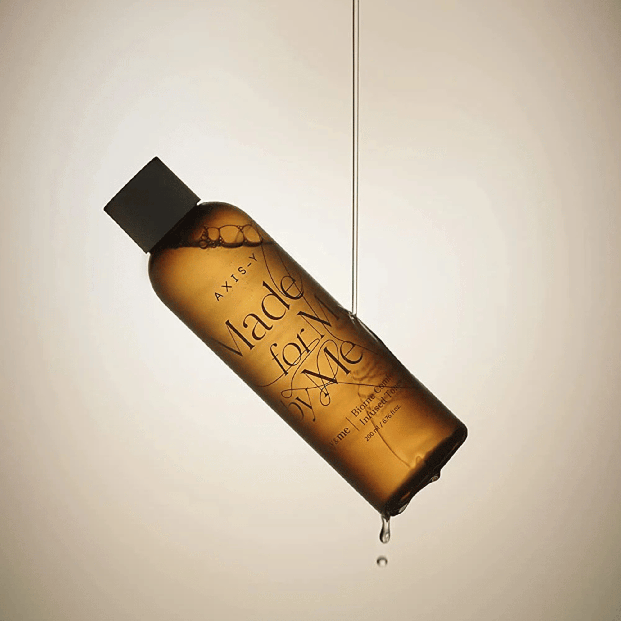 Textur des Axis-Y Biome Comforting Infused Toner in einem brauen Hintergrund