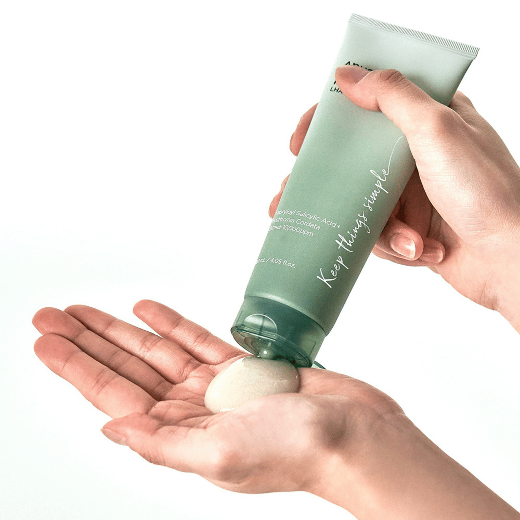 Anua Peeling Gel wird auf die Handfläche aufgetragen – ideal zur täglichen Exfoliation bei empfindlicher Haut.