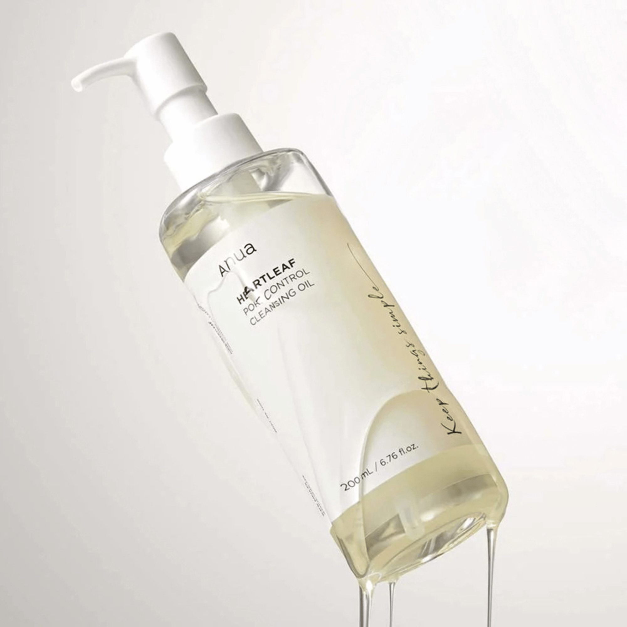 Das Anua Cleansing Oil mit fließender Textur – ideal für eine sanfte, nicht komedogene Reinigung in der koreanischen skincare