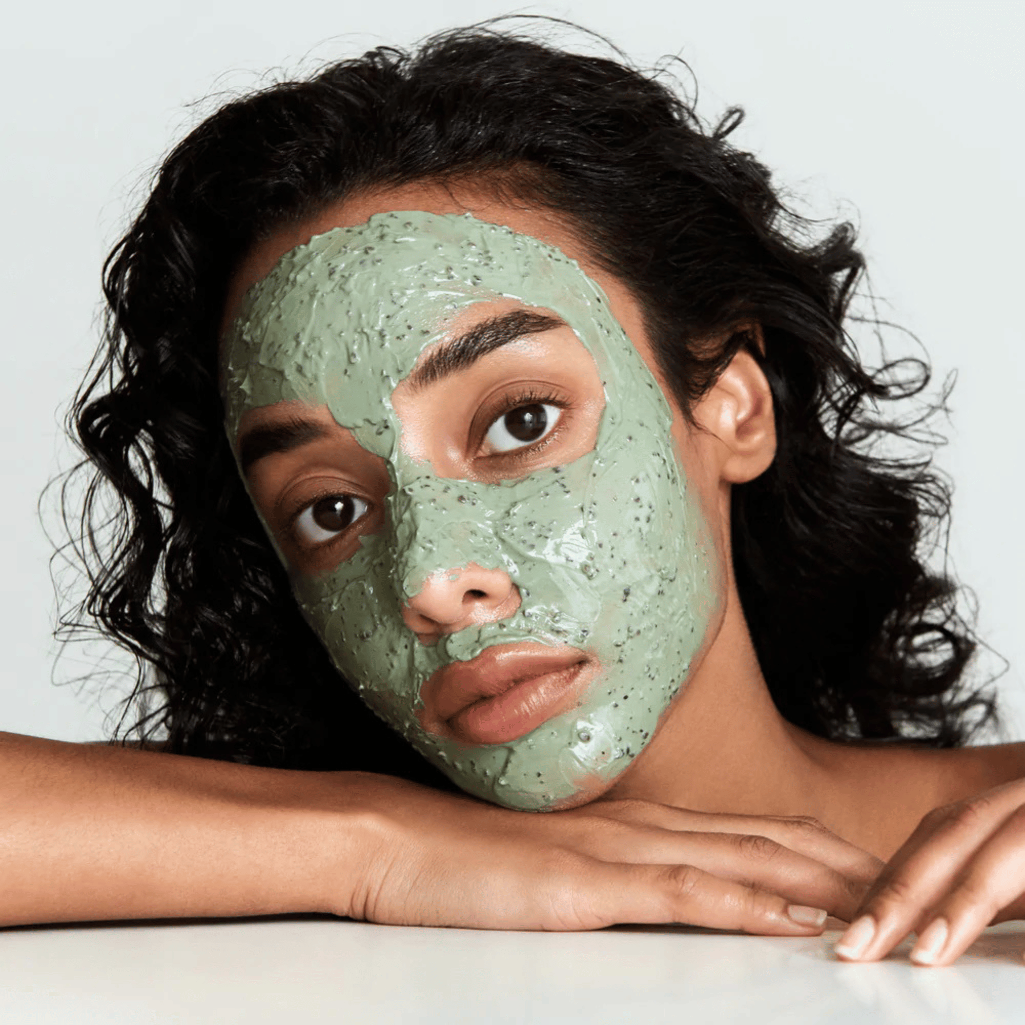 Modell mit aufgetragener Axis-Y Mugwort Pore Clarifying, schaut direkt in die Kamera mit neutralem Gesichtsausdruck