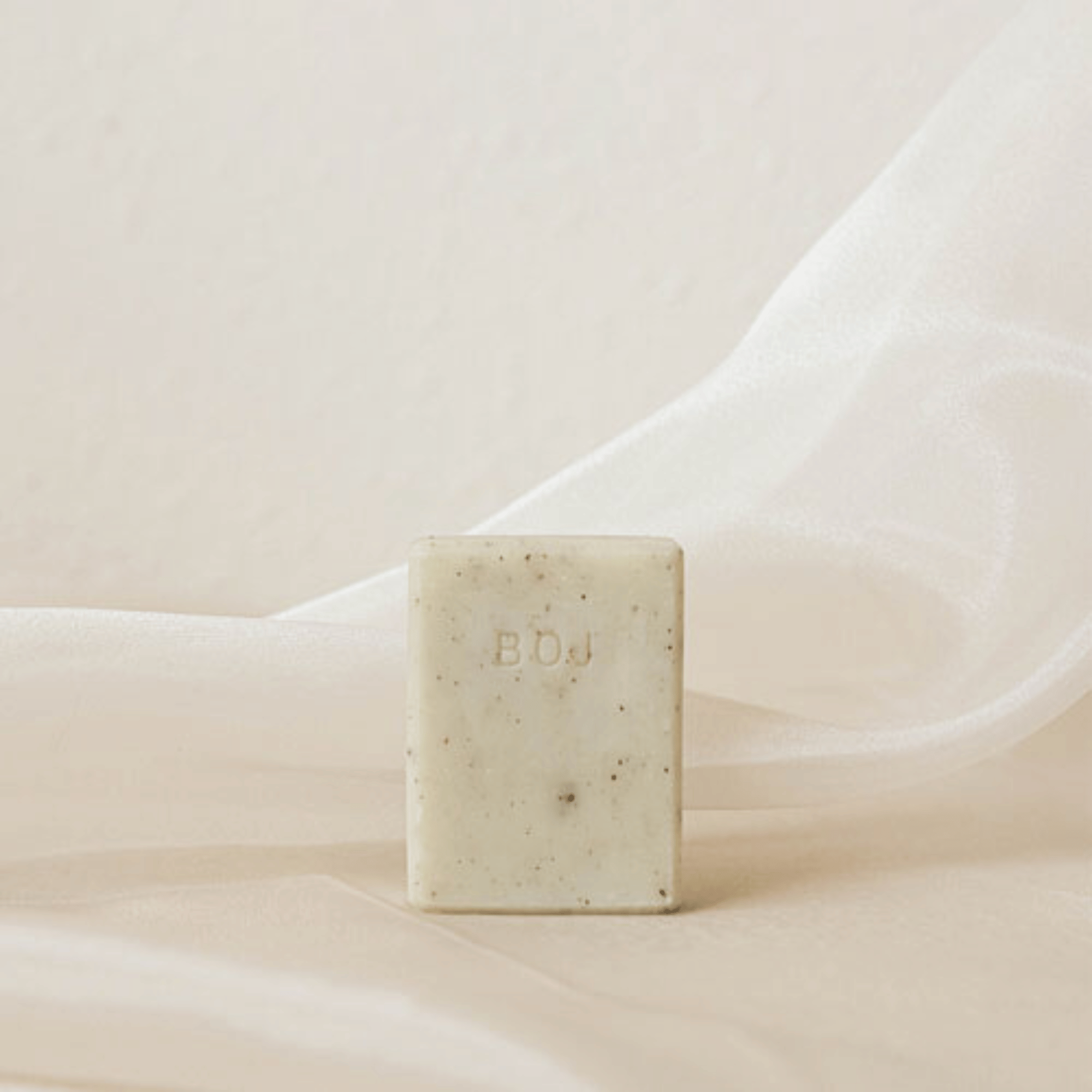 Beauty of Joseon Low PH Rice cleansing bar vor einem beigen Hintergrund