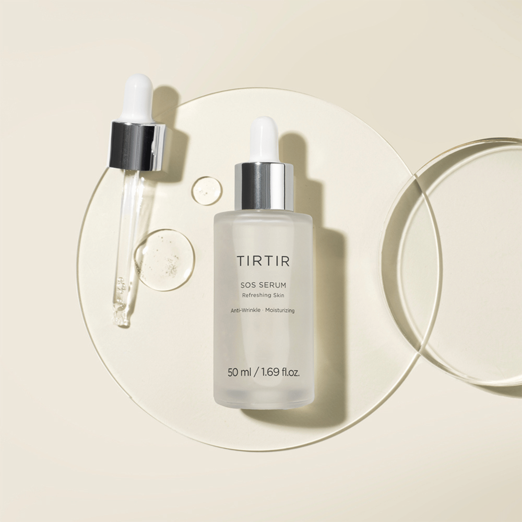 Stillleben mit TIRTIR SOS Serum, Pipette und Texturdetails auf beigem Untergrund – korean skincare Highlight