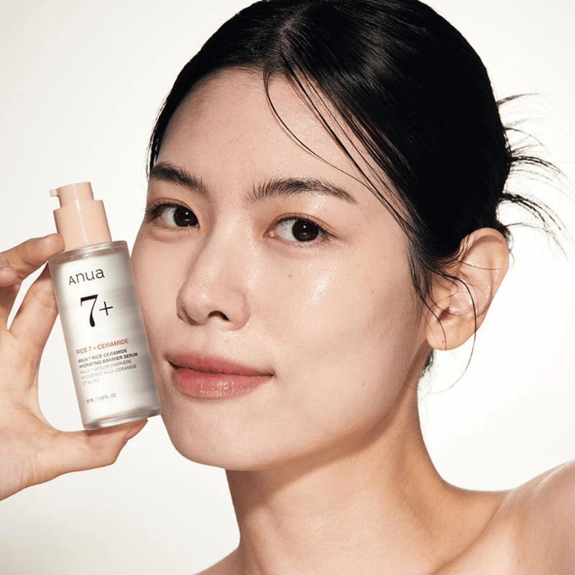 Modell mit natürlichem Glow zeigt das Anua 7+ Ceramide Serum – Feuchtigkeitspflege aus der koreanischen Hautpflege