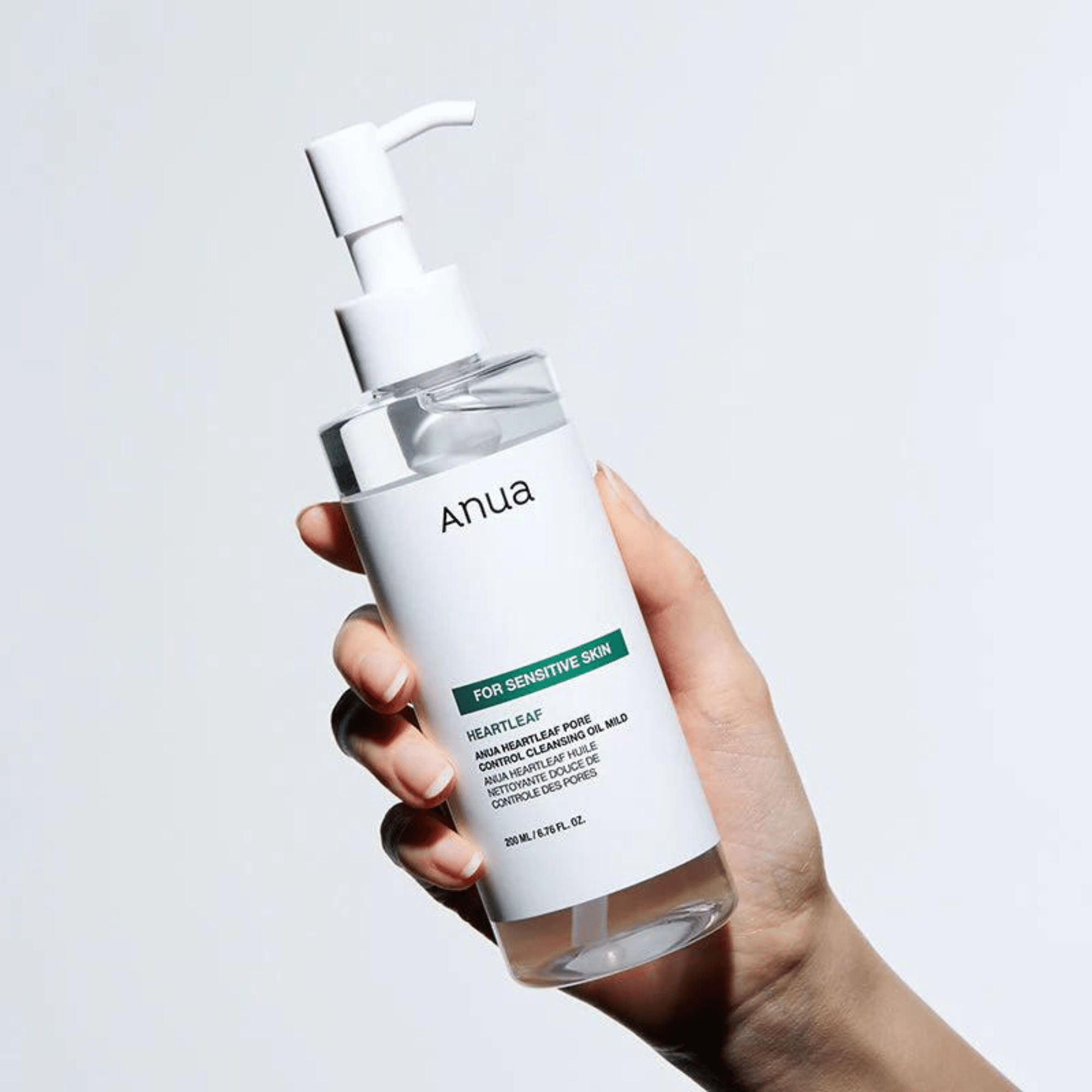 Das milde Cleansing Oil von Anua in der Hand – ein Favorit in der korean skincare für sensible und gereizte Haut.