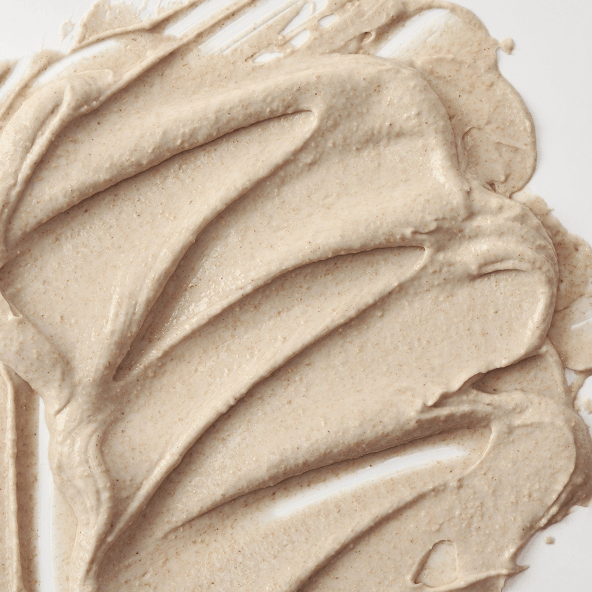 Nahaufnahme der cremigen Textur der Beauty of Joseon Ground Rice and Honey Glow Mask mit sanften Peelingpartikeln – für ein glattes Hautgefühl