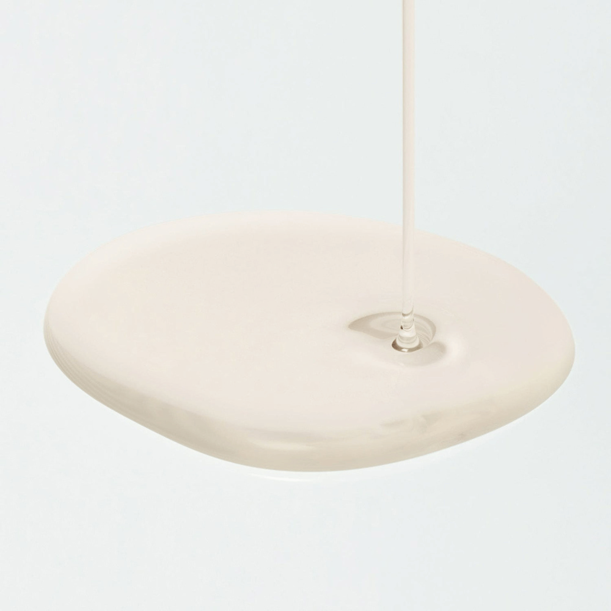 Flüssige Textur von Beauty of Joseon Glow Replenishing Rice Milk beim Auftragen – sanft und feuchtigkeitsspendend