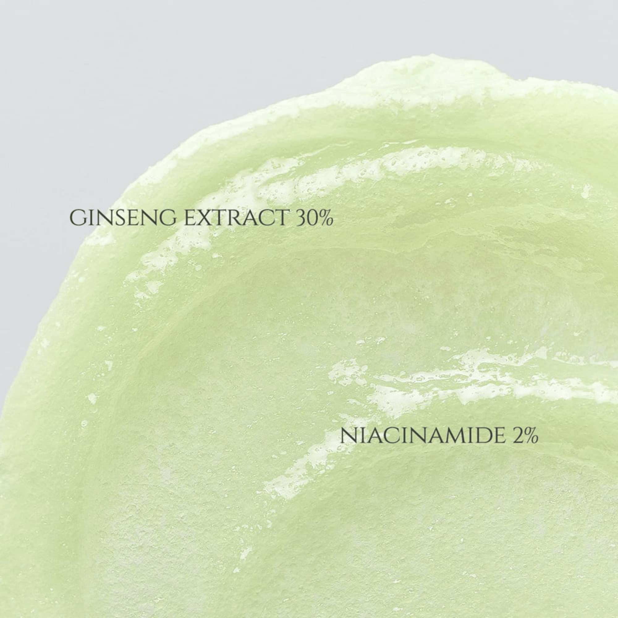 Detailaufnahme der gelartigen Textur des Beauty of Joseon Ginseng Moist Sun Serum mit 30 % Ginseng-Extrakt und 2 % Niacinamid, glatt aufgetragen