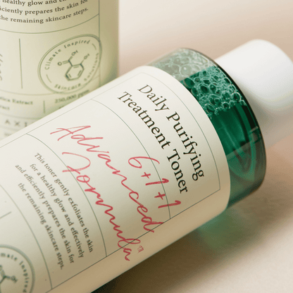 Axis-Y Daily Purifying Treatment Toner in Nahaufnahme mit Fokus auf die Beschriftung – beliebtes korean skincare Produkt
