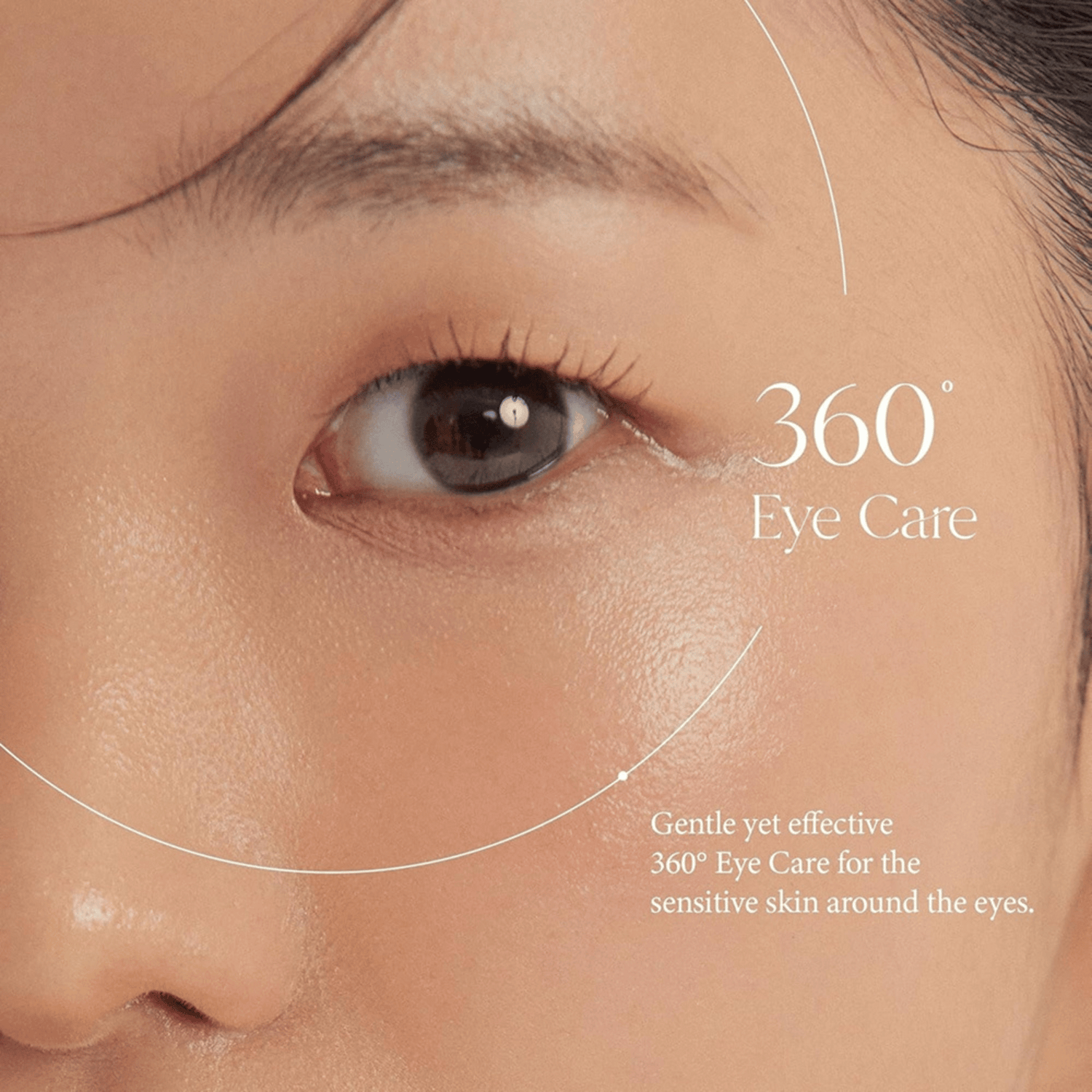 Nahaufnahme eines Auges mit Hinweis auf 360° Eye Care durch das AXIS-Y Vegan Collagen Eye Serum