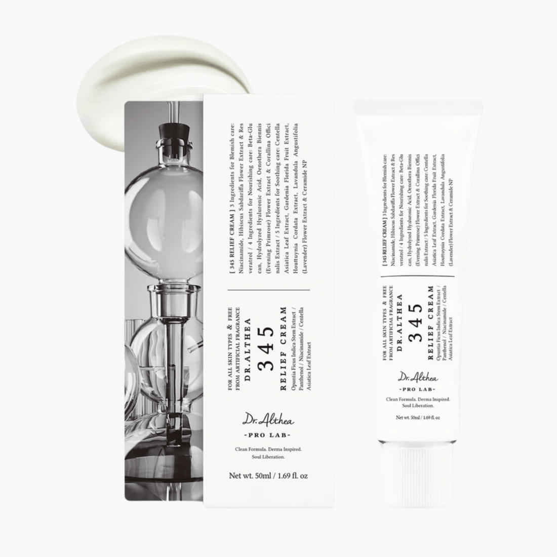 Weiße Tube und Schachtel der Dr. Althea 345 Relief Cream mit Crememuster auf weißem Hintergrund.