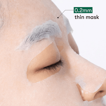 Nahaufnahme einer dünnen VT Cica Daily Soothing Mask auf der Haut, 0.2 mm Sheet für intensive Feuchtigkeit