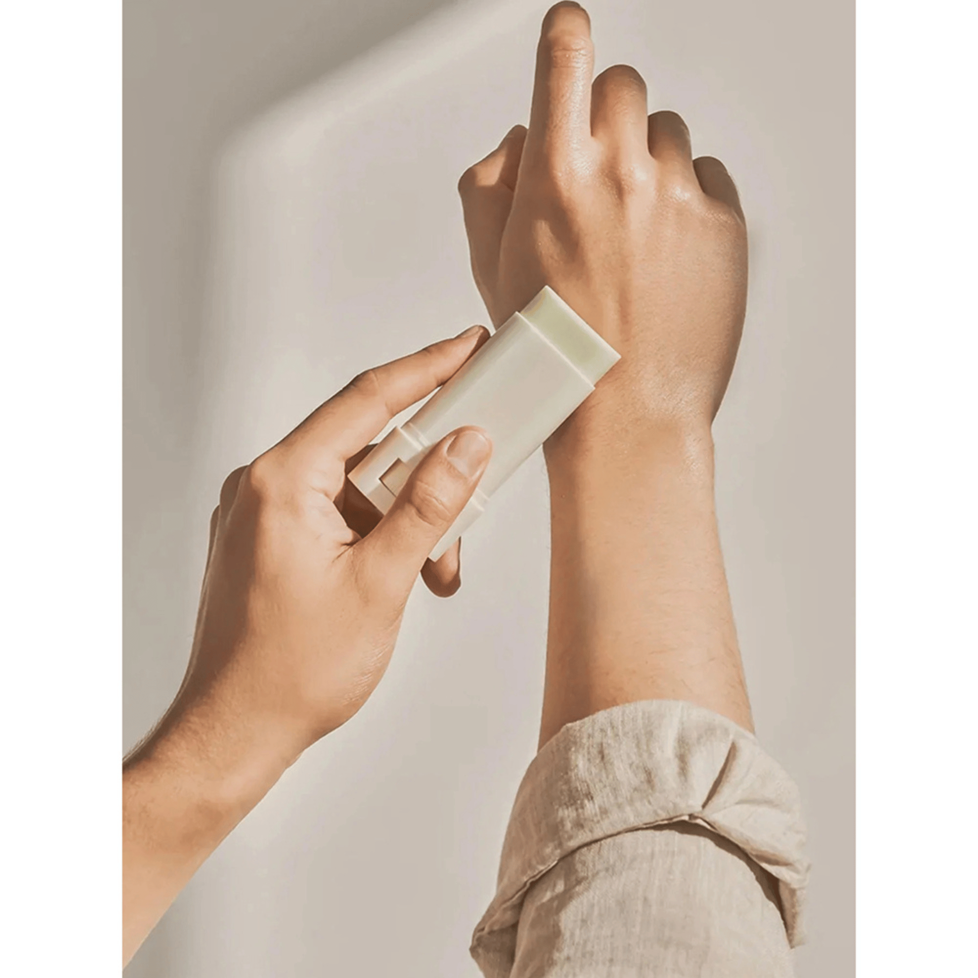 Anwendung des Beauty of Joseon Matte Sun Stick Mugwort &amp; Camelia auf dem Arm – ideal für korean skincare unterwegs