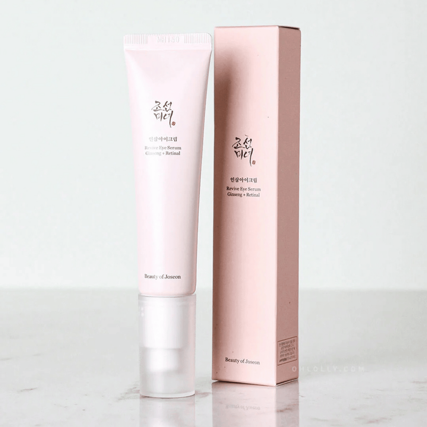 Der Beauty of Joseon Revive Eye Serum Ginseng + Retinal 30ml und seiner Umverpackung mit einem hellen Hintergrund.