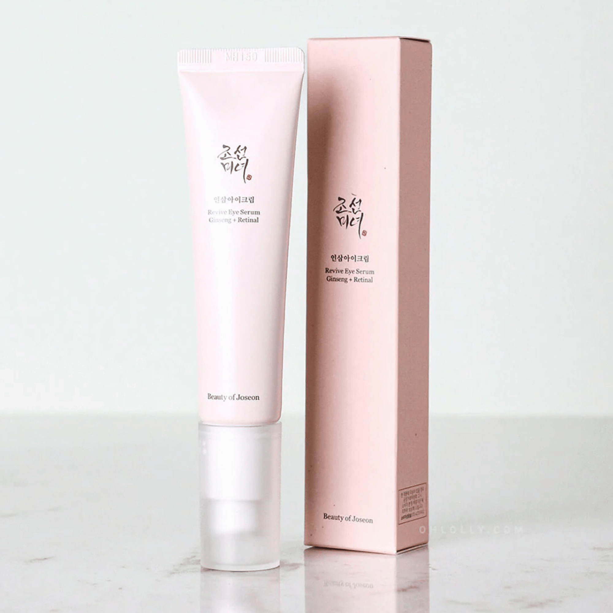 Der Beauty of Joseon Revive Eye Serum Ginseng + Retinal 30ml und seiner Umverpackung mit einem hellen Hintergrund.
