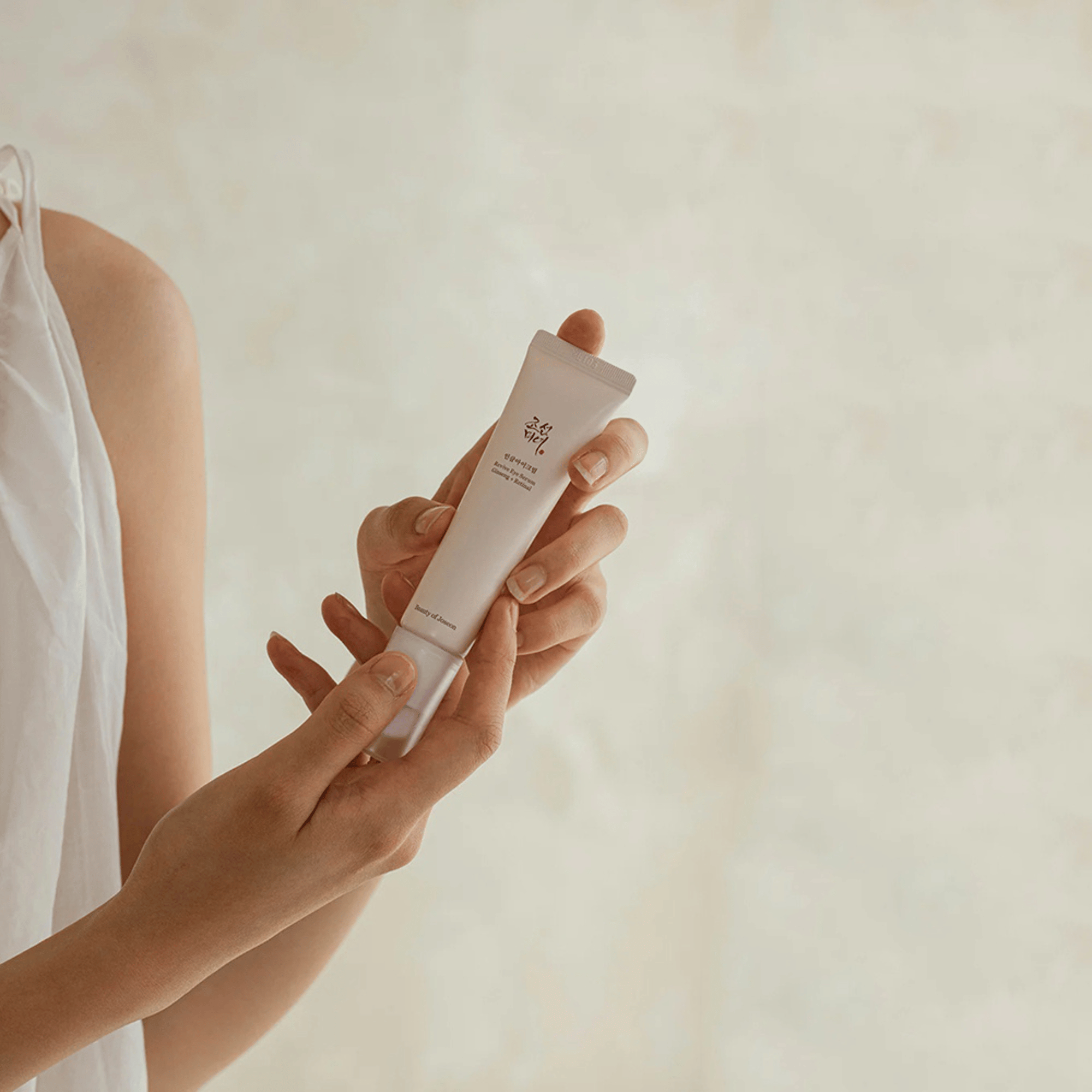 Beauty of Joseon Revive Eye Serum der von Händen gehalten wird.