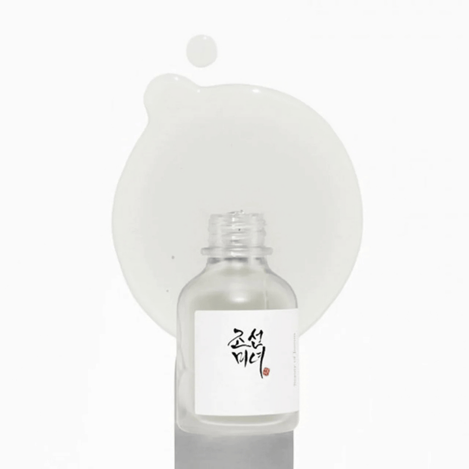 Beauty of Joseon Glow Deep Serum mit klarer Flüssigkeit auf weißem Untergrund – korean skincare für einen strahlenden Teint