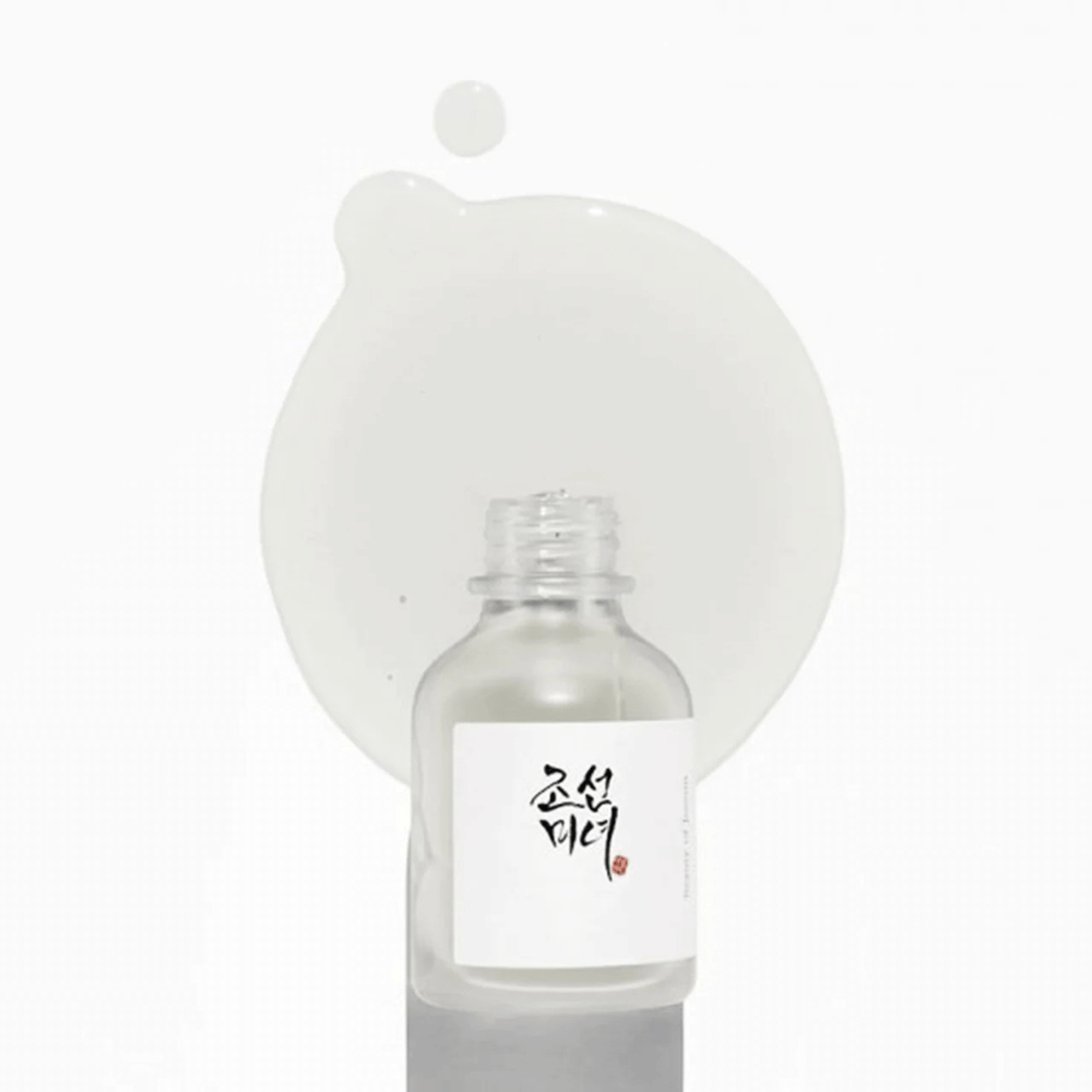 Beauty of Joseon Glow Deep Serum mit klarer Flüssigkeit auf weißem Untergrund – korean skincare für einen strahlenden Teint