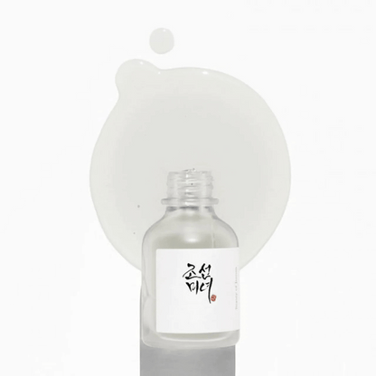 Beauty of Joseon Glow Deep Serum mit klarer Flüssigkeit auf weißem Untergrund – korean skincare für einen strahlenden Teint