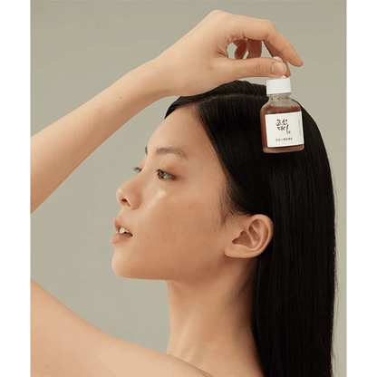 Beauty of Joseon Revive Serum Ginseng + Snail Mucin vor dem Gesicht einer Frau mit glatter Haut – effektives korean skincare Produkt mit Ginseng