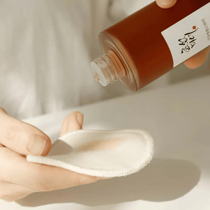 Der Beauty of Joseon Ginseng Essence Water in der Anwendung tropft auf ein Wattepad typisch für K-Beauty ist die Verwendung von Ginseng