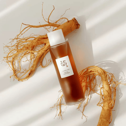 Beauty of Joseon Ginseng Essence Water mit Gisengwurzeln im Hintergrund das die Inhaltsstoffer der Essence hervorhebt