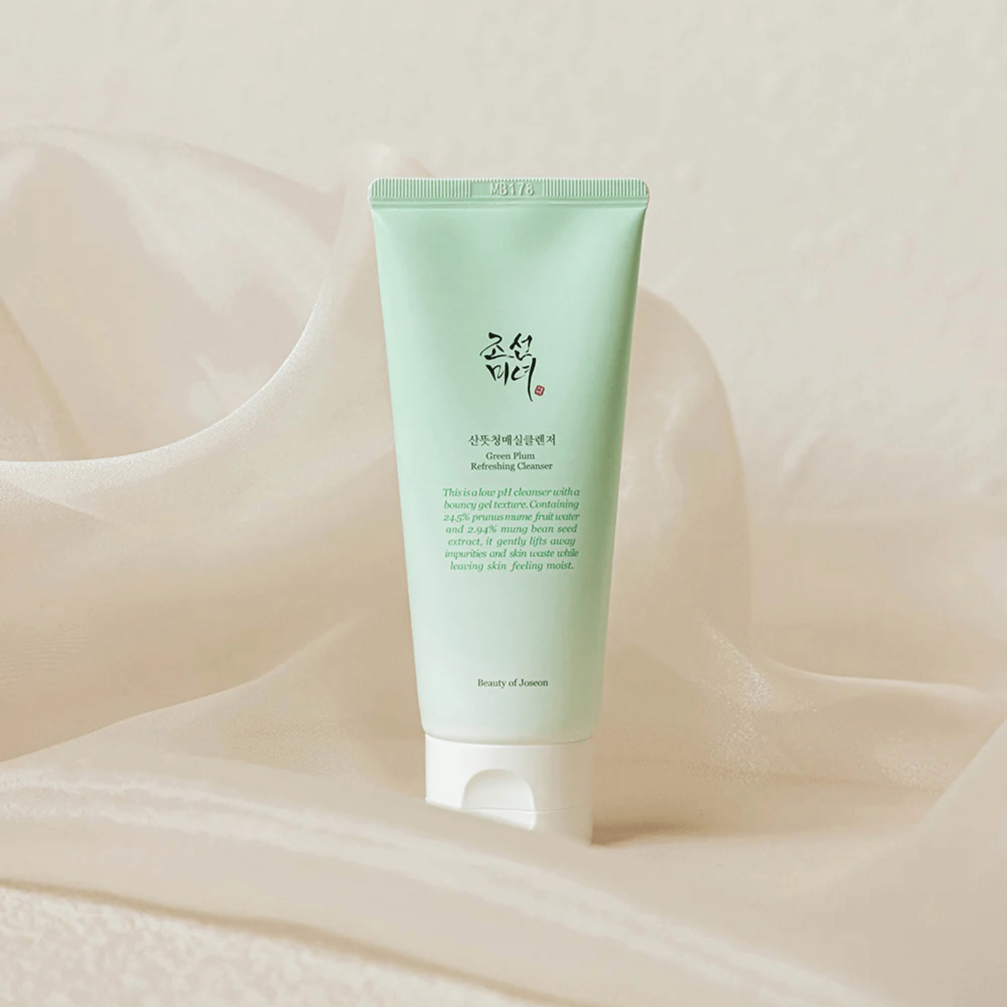 Der Beauty of Joseon Green Plum Cleanser mit einem beigen Hintergrund aus Stoff