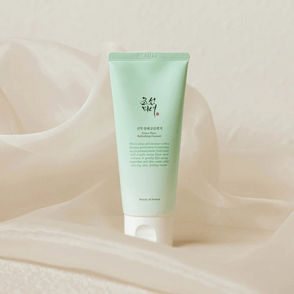 Der Beauty of Joseon Green Plum Cleanser mit einem beigen Hintergrund aus Stoff